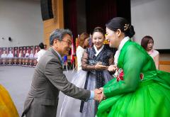 시장님과 대회장 유은미학과장님 인사.jpg